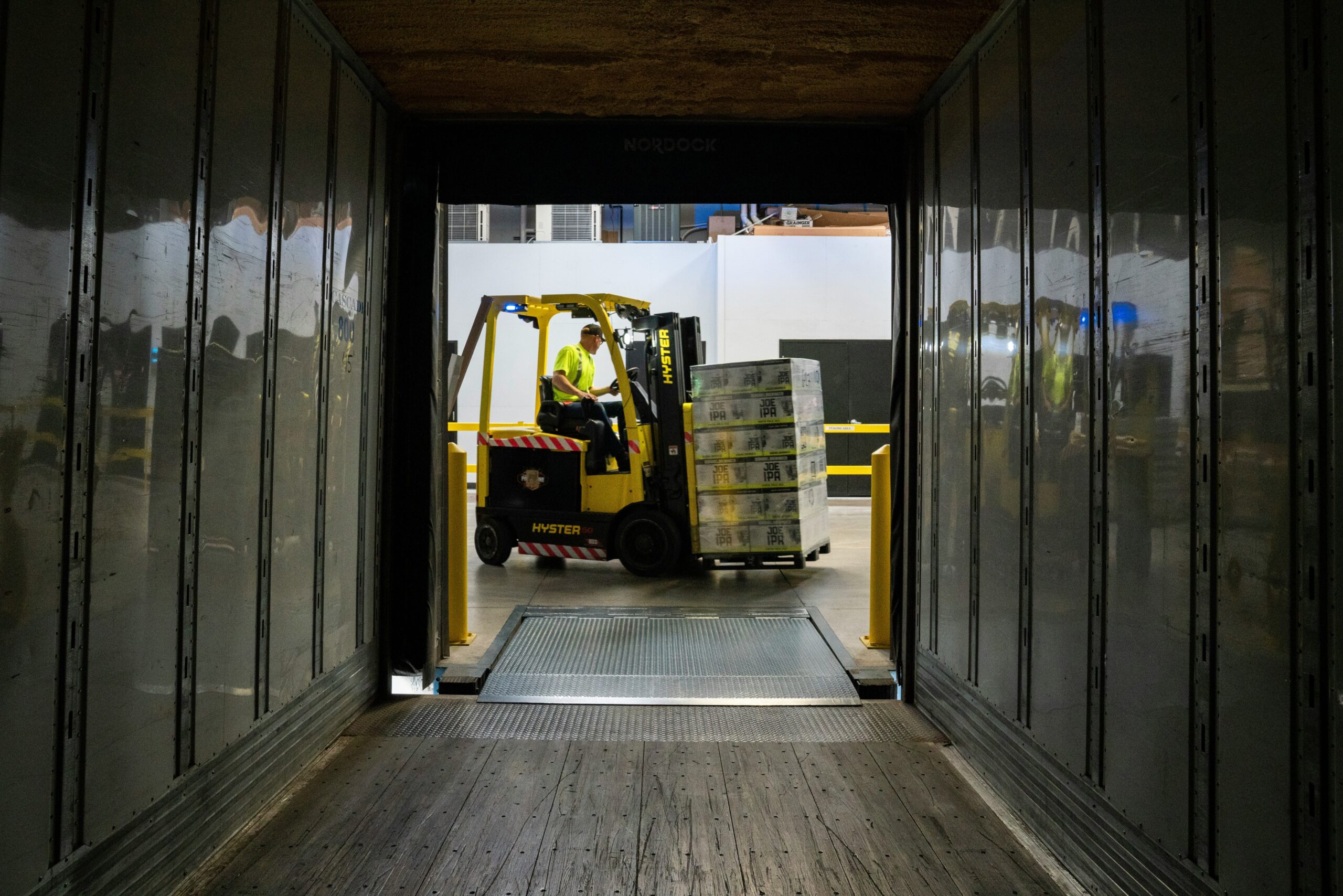 forklift unloading pallets for cross docking in Washington